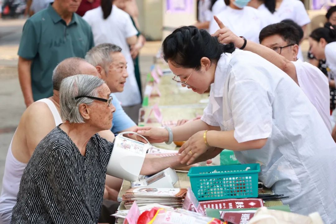 萬年縣衛(wèi)健委與萬年縣中醫(yī)院聯(lián)合開展紀(jì)念中醫(yī)藥法實(shí)施七周年暨2024年中醫(yī)藥文化服...